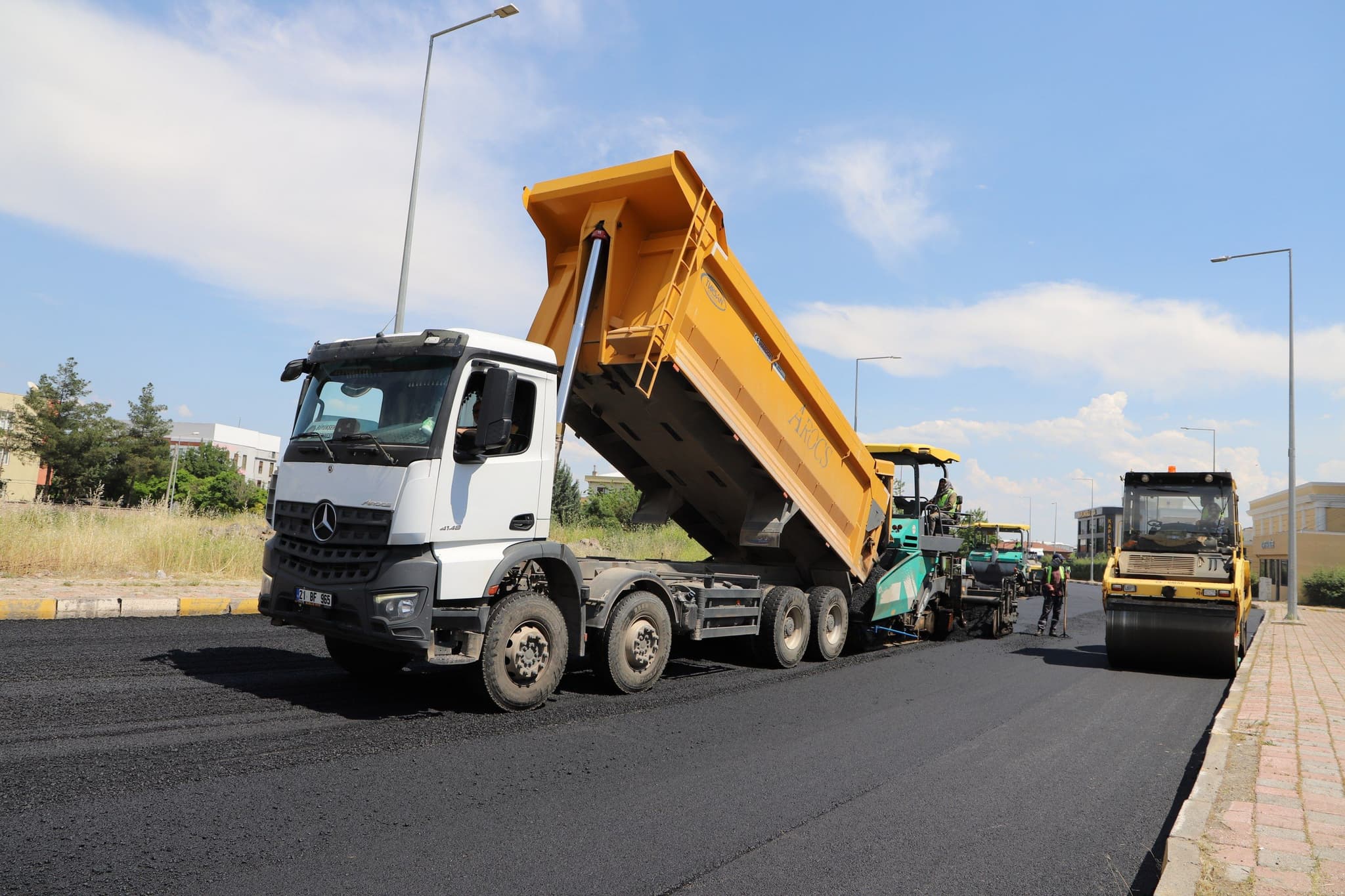 Kentin yol ağı sıcak asfaltla yenileniyor