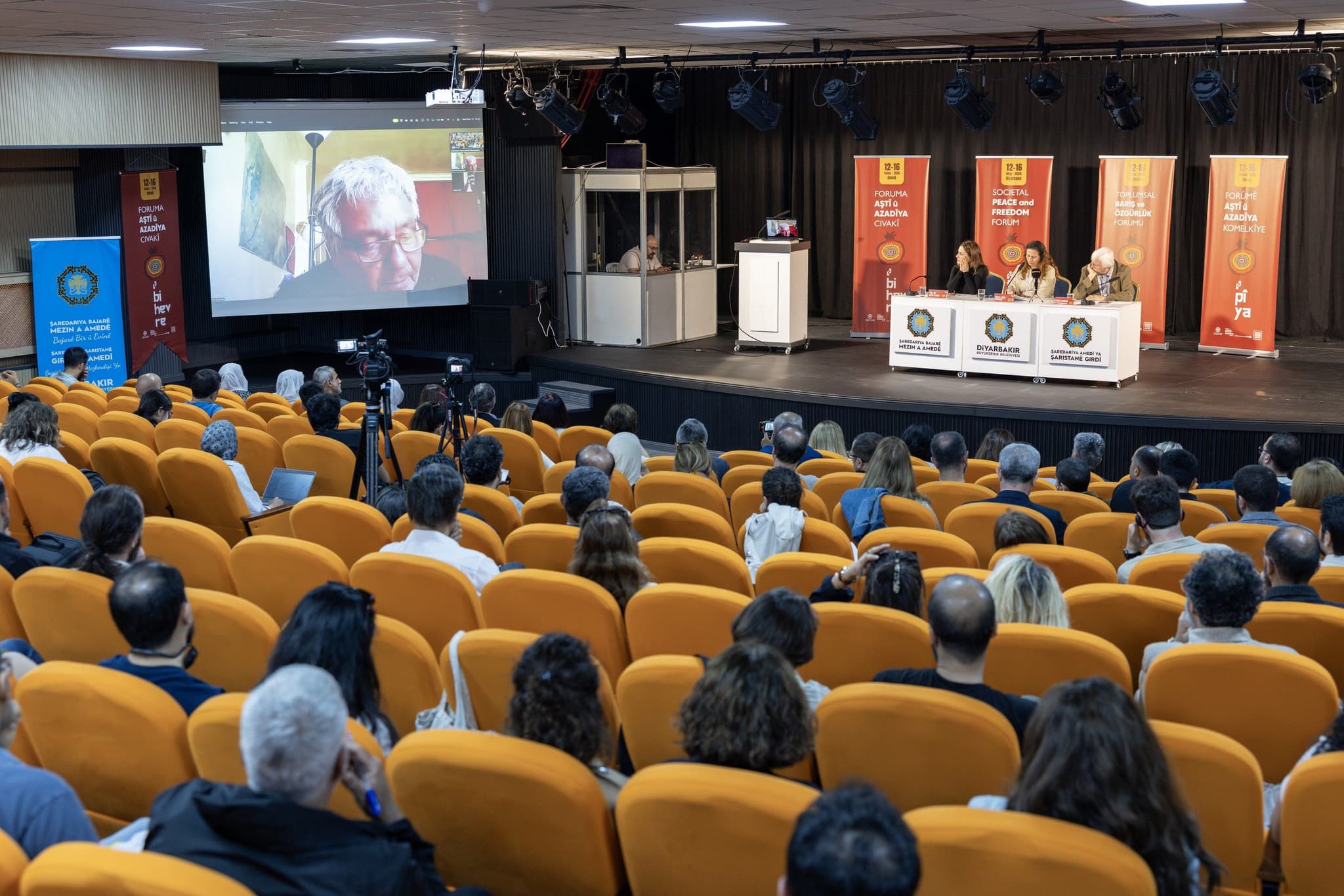 ‘Ortadoğu’da barışın imkânları’ panelde değerlendirildi