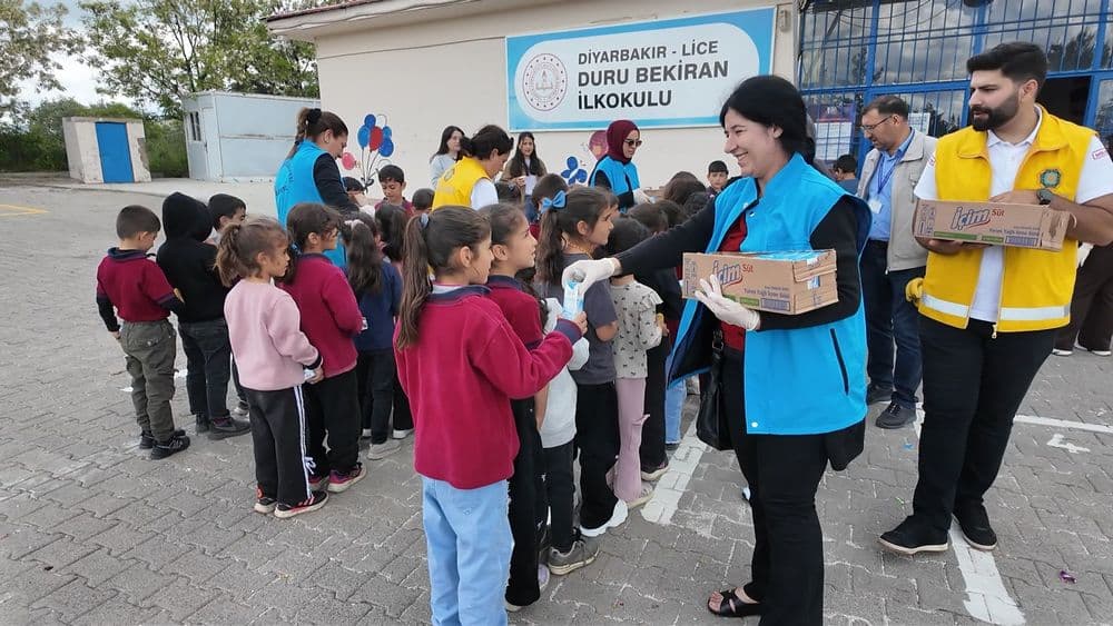 Dünya Süt Haftası’nda öğrencilere süt dağıtıldı