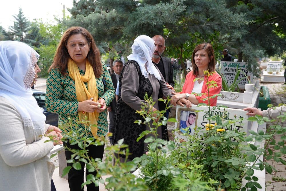 Eşbaşkan Bucak’tan Yeniköy Mezarlığı’na ziyaret
