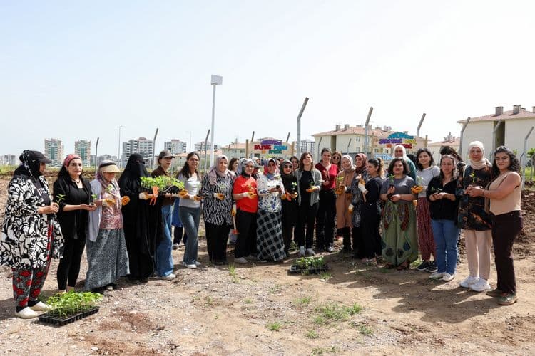 Kadın Komün Kent Bostanı’nda fideler toprakla buluştu 9