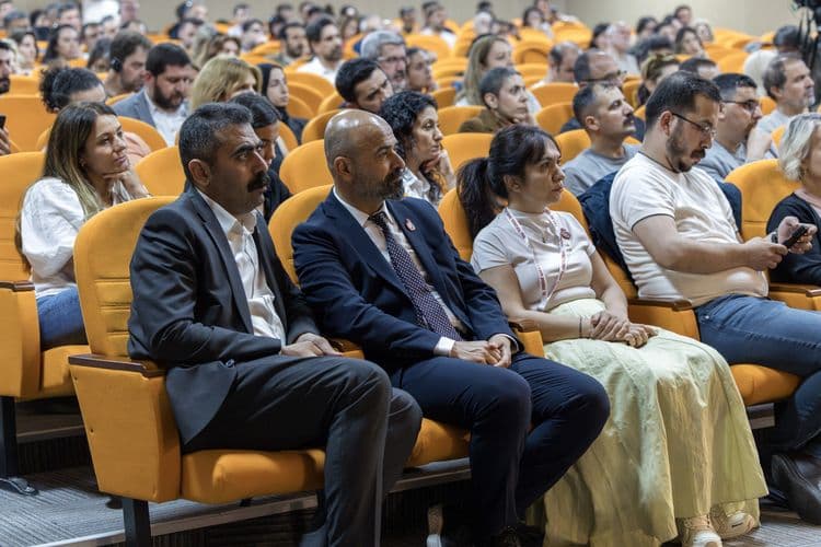 ‘Ortadoğu’da barışın imkânları’ panelde değerlendirildi 9