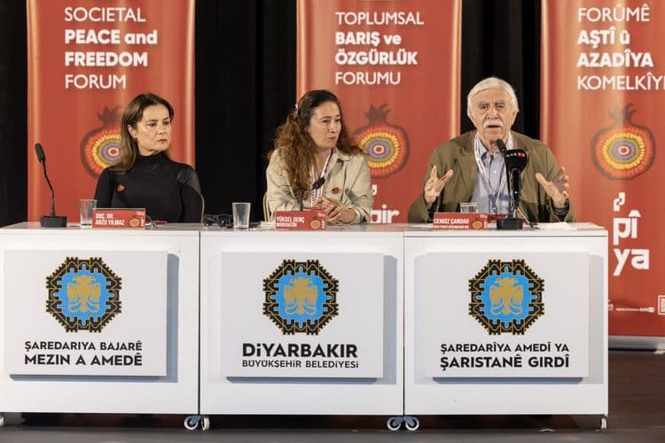 ‘Ortadoğu’da barışın imkânları’ panelde değerlendirildi 3