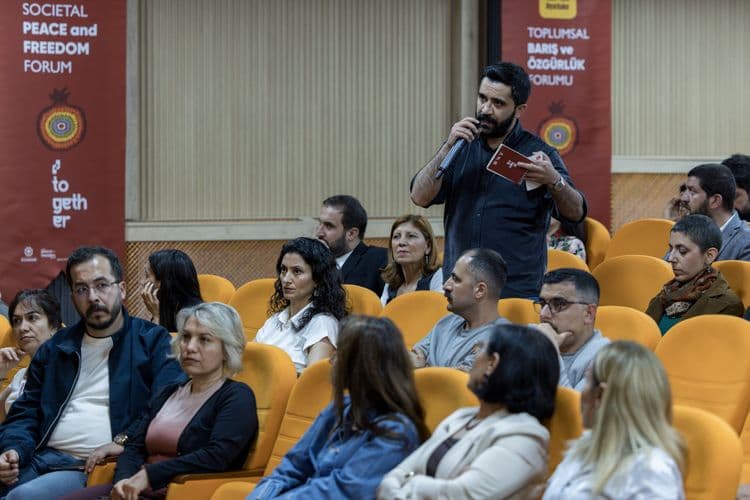 ‘Ortadoğu’da barışın imkânları’ panelde değerlendirildi 5