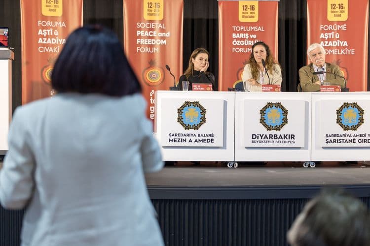 ‘Ortadoğu’da barışın imkânları’ panelde değerlendirildi 7