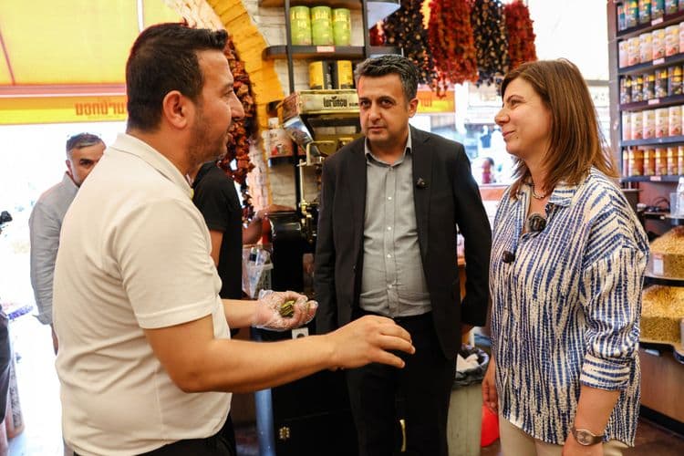 Eşbaşkan Bucak, Gazi Caddesi esnafını ziyaret etti 3