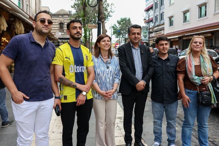 Eşbaşkan Bucak, Gazi Caddesi esnafını ziyaret etti 11