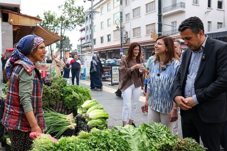 Eşbaşkan Bucak, Gazi Caddesi esnafını ziyaret etti 13