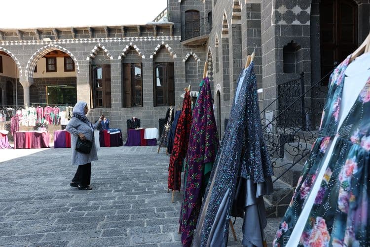 ‘Kumaşın Hafızası’ sergisi açıldı 17