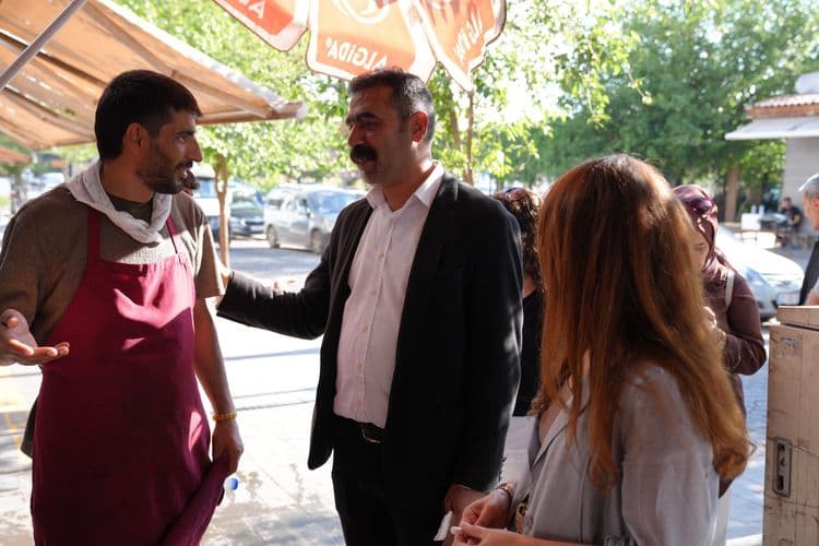 Eşbaşkanlardan Gazi Caddesi esnafına ziyaret: Ortak yaşam alanları korunmalı 16