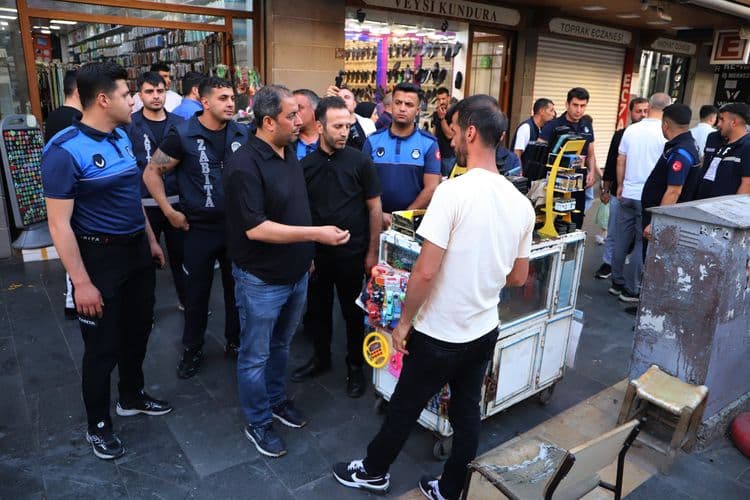 Zabıta ekiplerinden Sur'da kaldırım işgali denetimi