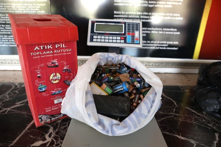 Öğrenciler 6 ayda 878 kilogram atık pil topladı