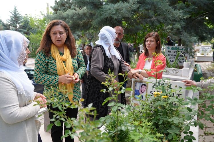 Eşbaşkan Bucak’tan Yeniköy Mezarlığı’na ziyaret 1