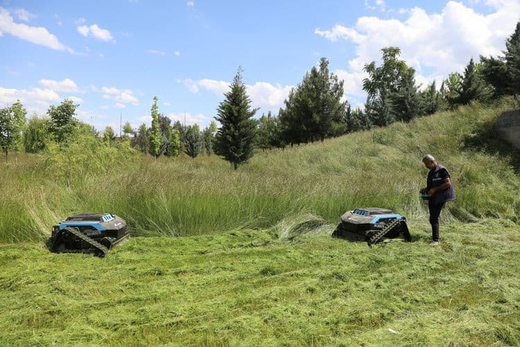 Yeni nesil ot biçme robotları sahada