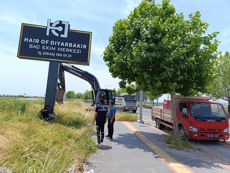 Kent estetiğini bozan reklam yapıları kaldırılıyor 2