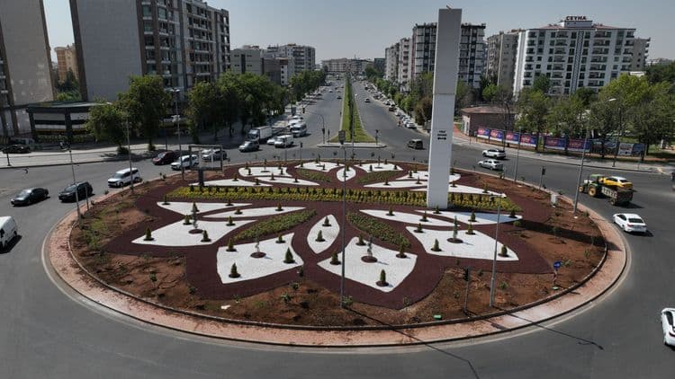Fırat Bulvarındaki kavşak kurakçıl peyzajla yenilendi 2