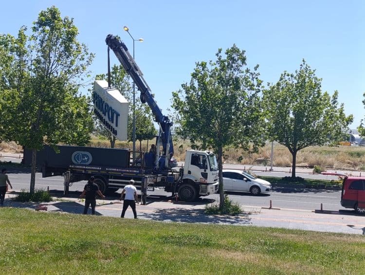 Kent estetiğini bozan reklam yapıları kaldırılıyor 5