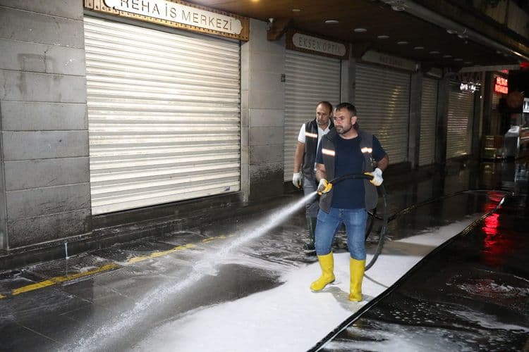 Sur’un tarihi sokaklarında gece mesaisi: Temizlik çalışmaları sürüyor 1