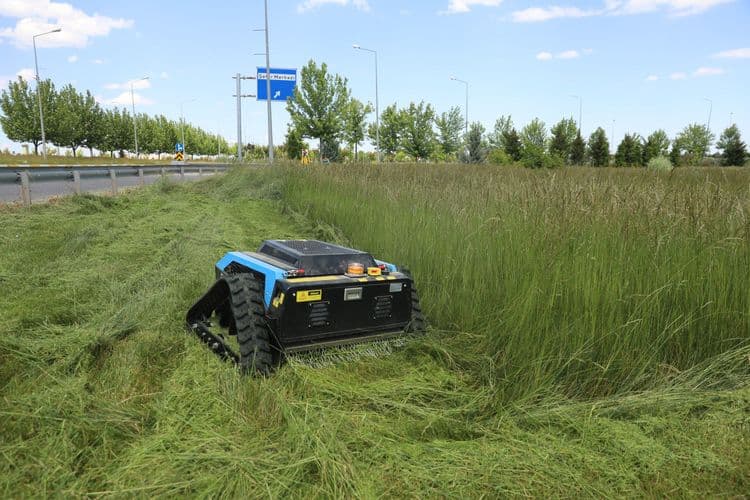 Yeni nesil ot biçme robotları sahada 2