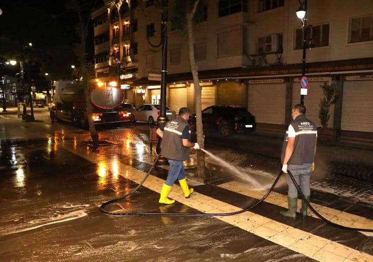 Sur’un tarihi sokaklarında gece mesaisi: Temizlik çalışmaları sürüyor 2