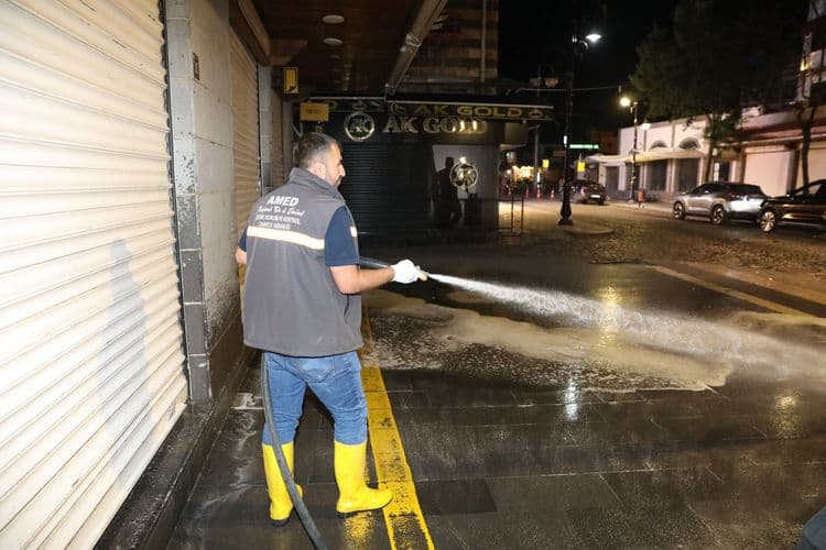Sur’un tarihi sokaklarında gece mesaisi: Temizlik çalışmaları sürüyor 3