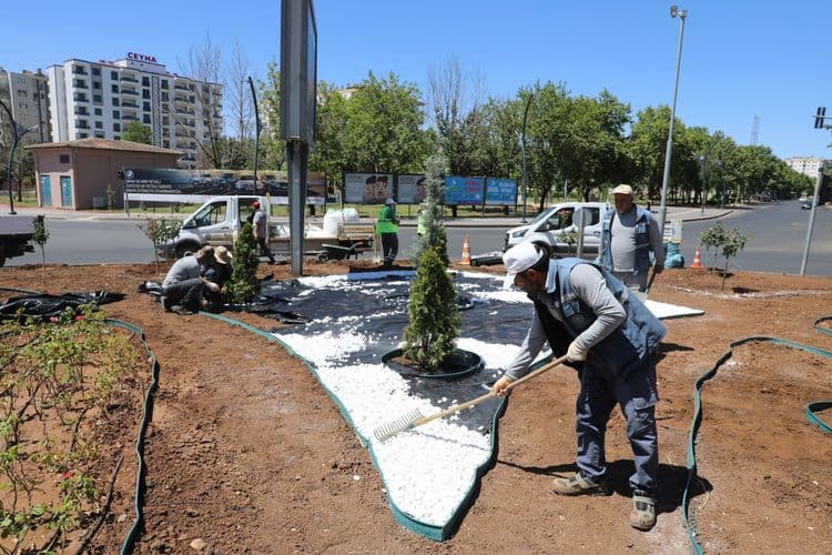 Refüj ve kavşaklar çiçeklerle yenileniyor 6