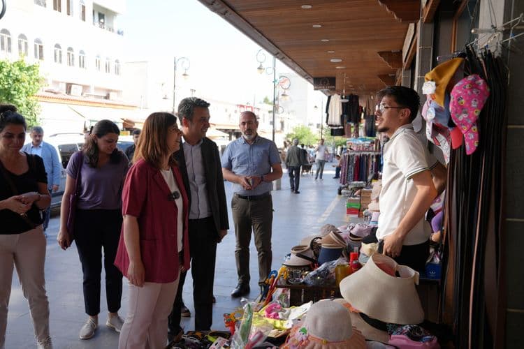 Eşbaşkanlardan Gazi Caddesi esnafına ziyaret: Ortak yaşam alanları korunmalı 7