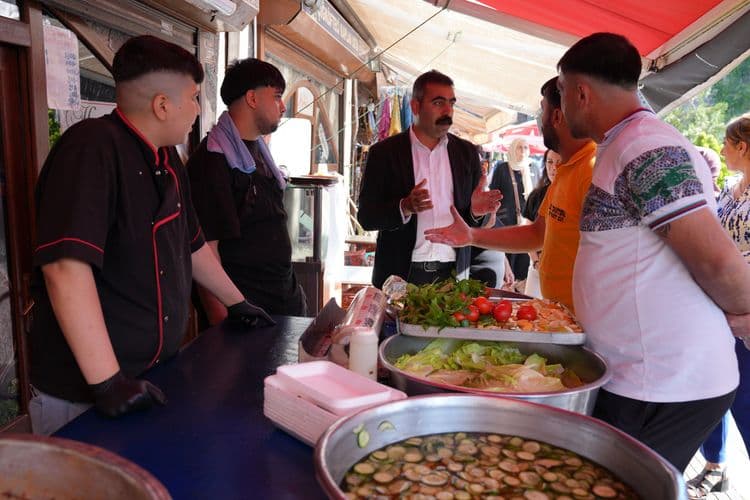 Eşbaşkanlardan Gazi Caddesi esnafına ziyaret: Ortak yaşam alanları korunmalı 8