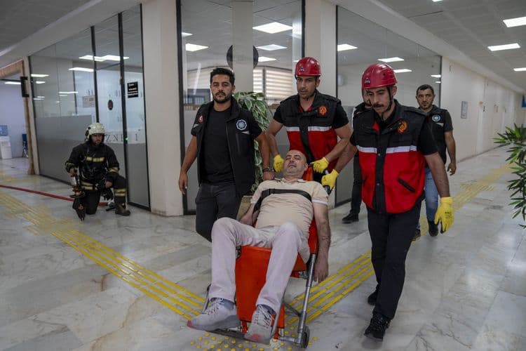 Diyarbakır Büyükşehir Belediyesi binasında deprem ve yangın tatbikatı 8