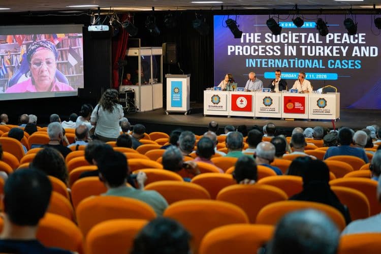 Dünya deneyimleri Diyarbakır'da buluştu: Barışın ortak yol haritası konuşuldu 12