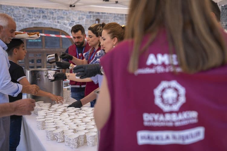 Büyükşehir Belediyesinden Ulu Cami önünde reyhan şerbeti ikramı 1