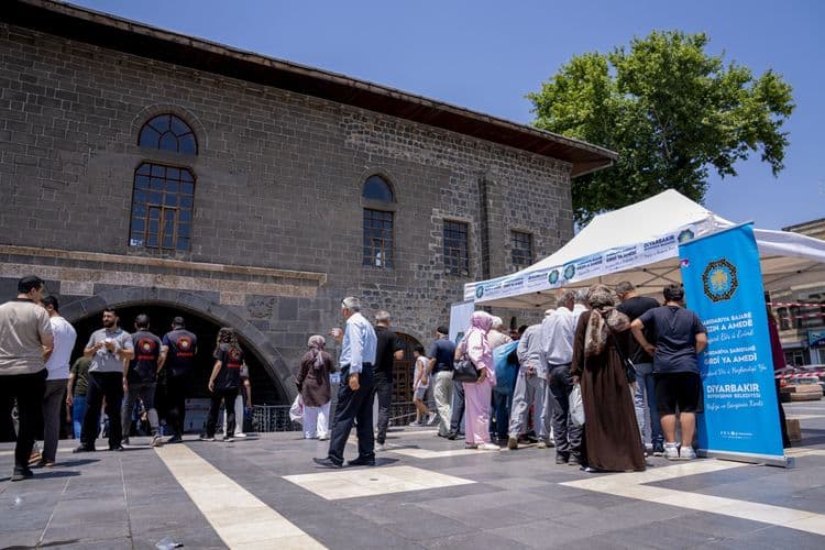 Büyükşehir Belediyesinden Ulu Cami önünde reyhan şerbeti ikramı 4
