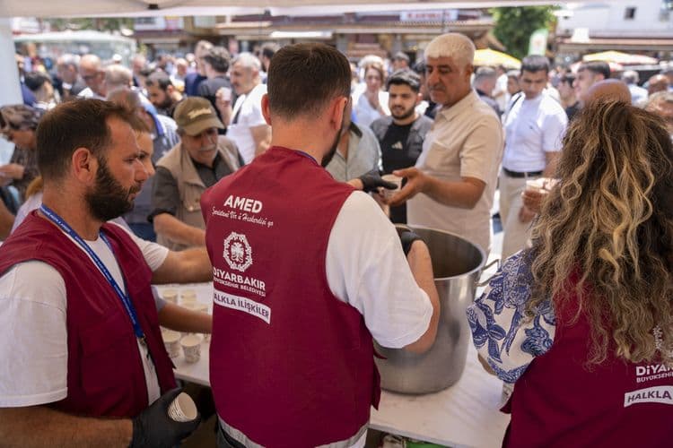Büyükşehir Belediyesinden Ulu Cami önünde reyhan şerbeti ikramı 7