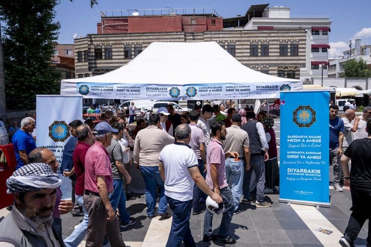 Büyükşehir Belediyesinden Ulu Cami önünde reyhan şerbeti ikramı 8