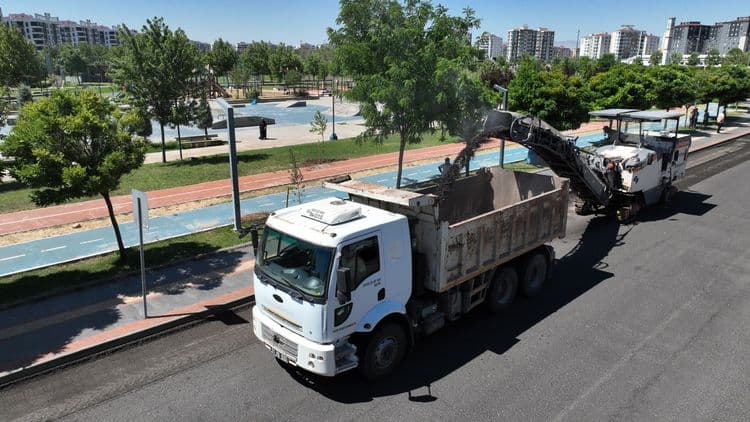  Bağlar’da 10 yıldır hizmet görmeyen yollar yenileniyor 3
