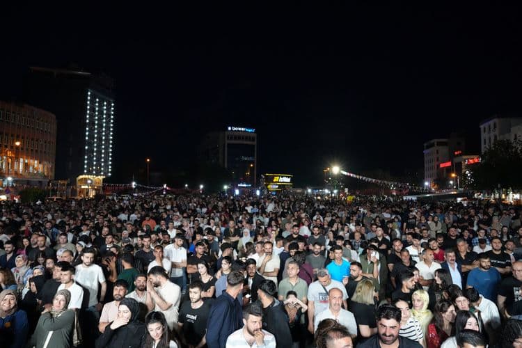 Eşbaşkan Bucak, halk konserine katıldı 5