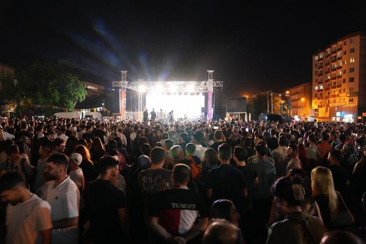 Eşbaşkan Bucak, halk konserine katıldı 8