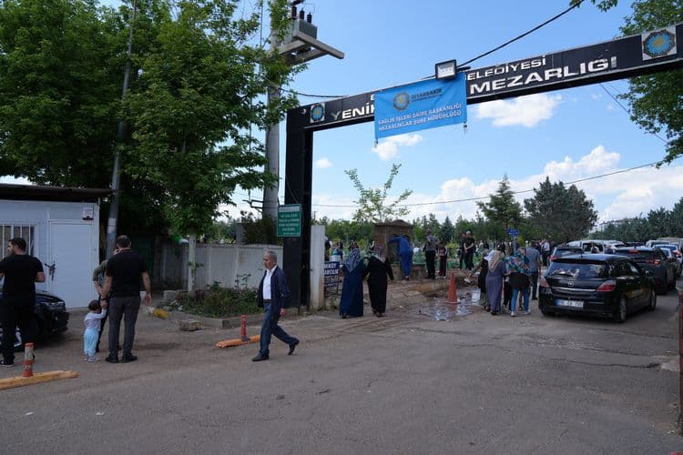 Eşbaşkan Bucak’tan Yeniköy Mezarlığı’na ziyaret 6