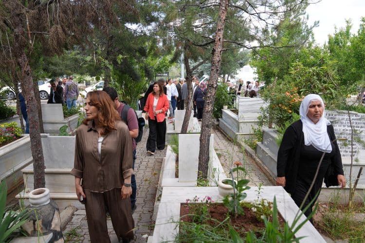 Eşbaşkan Bucak’tan Yeniköy Mezarlığı’na ziyaret 3