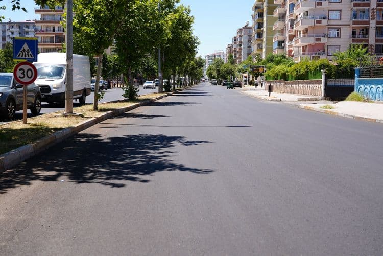  Bağlar’da 10 yıldır hizmet görmeyen yollar yenileniyor 7
