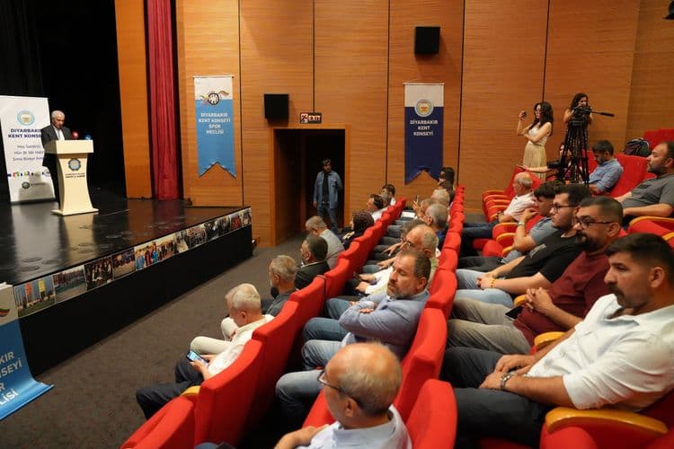 ‘Spor, Kent Kimliği, Ekonomi ve Toplumsal Barış’ paneli düzenlendi