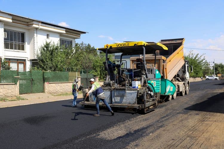  Bağlar’da 10 yıldır hizmet görmeyen yollar yenileniyor 11