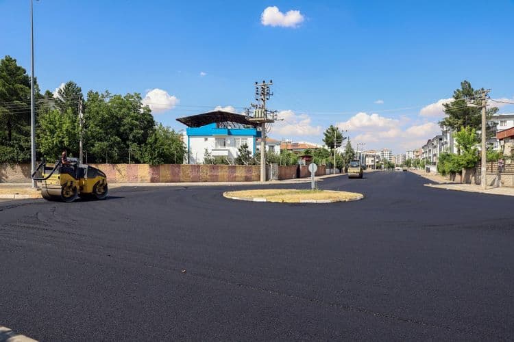  Bağlar’da 10 yıldır hizmet görmeyen yollar yenileniyor 12