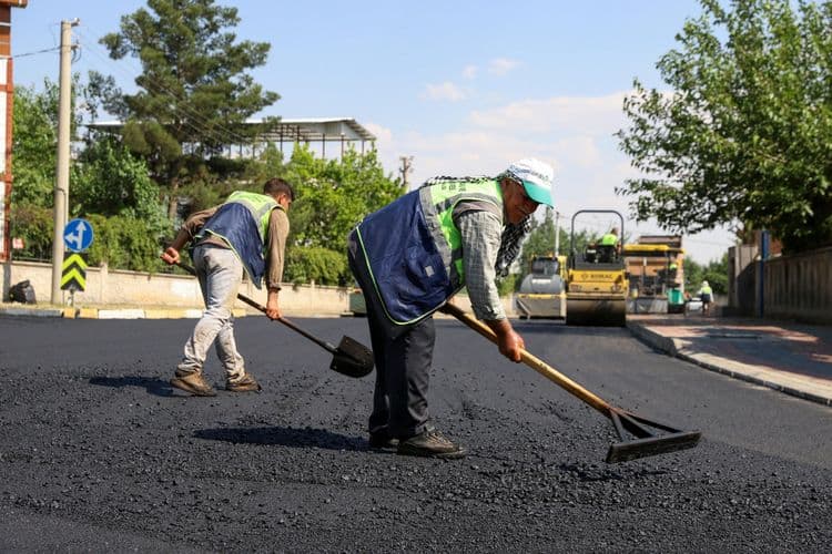  Bağlar’da 10 yıldır hizmet görmeyen yollar yenileniyor 13