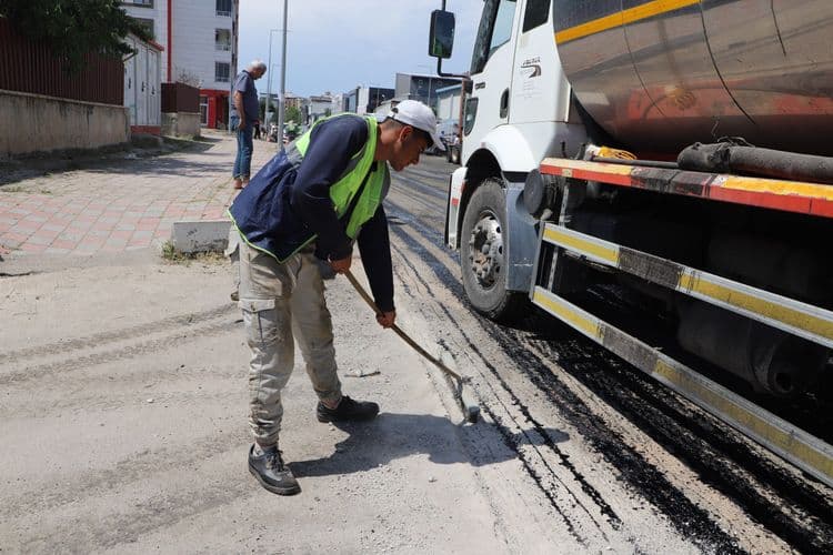 Kentin yol ağı sıcak asfaltla yenileniyor 3