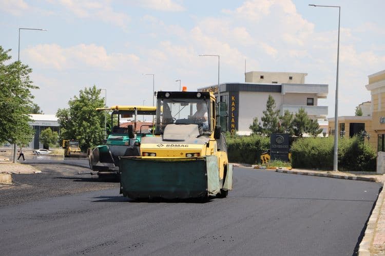 Kentin yol ağı sıcak asfaltla yenileniyor 5