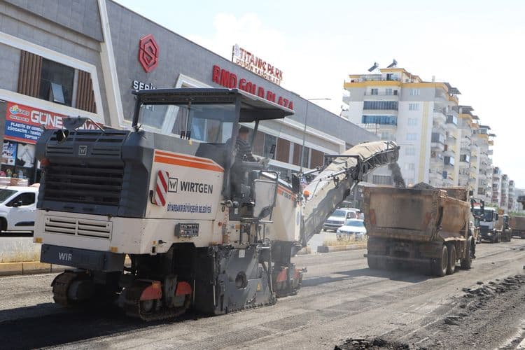 Kentin yol ağı sıcak asfaltla yenileniyor 8