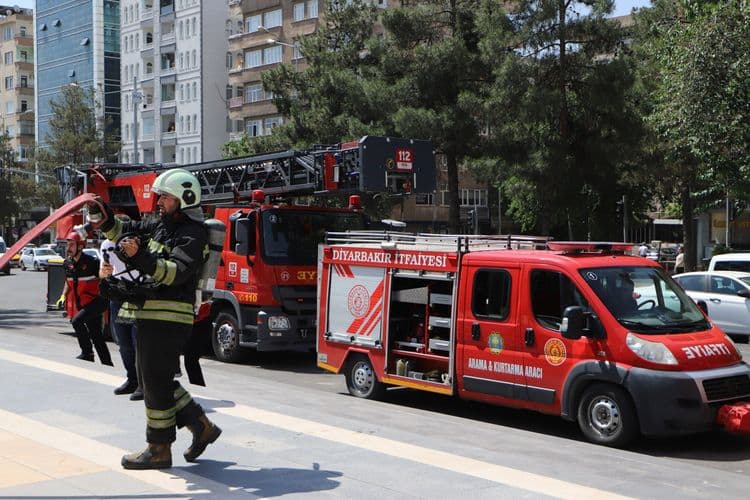 Diyarbakır Büyükşehir Belediyesi binasında deprem ve yangın tatbikatı 9