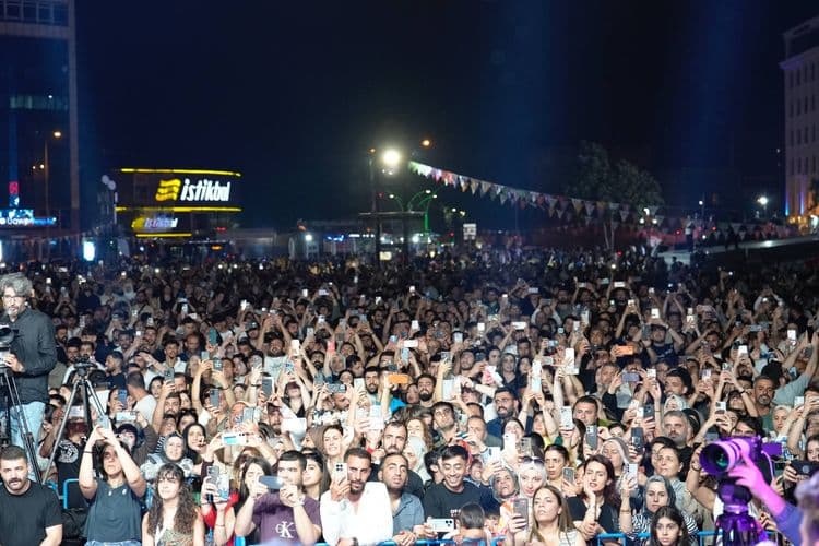 Eşbaşkan Bucak, halk konserine katıldı 14