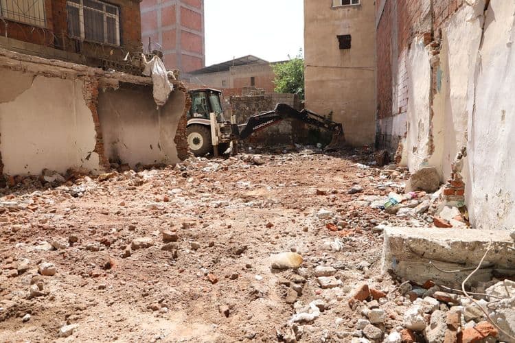 Muradiye Mahallesi’nde metruk yapılar kontrollü şekilde yıkılıyor 2